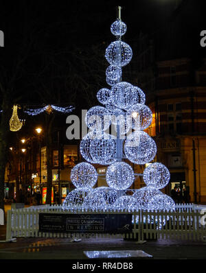 Reading, Regno Unito - 04 Gennaio 2019: Le sfere di luce che compongono il centro albero di Natale in Friar Street Foto Stock