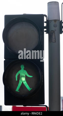 Reading, Regno Unito - 09 Febbraio 2019: Pelican crossing segno indicante l'uomo verde per sicuro attraversare il Caversham Road Foto Stock