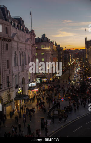 Guardando verso il basso sulla Piccadilly, Londra al tramonto Foto Stock