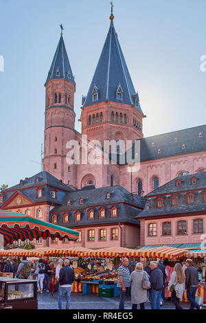 Mainz, Germania - 13 Ottobre 2018: mercato settimanale sulla piazza del mercato di fronte a Saint Martins, cattedrale Dom in Mainz, Germania Foto Stock