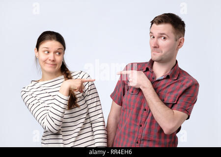 Quarreling coppia giovane uomo e donna accusando ogni altro Foto Stock