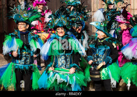 Femmina gruppo samba Sambrassa da Stuhr. Samba Il carnevale di Brema, Germania Foto Stock