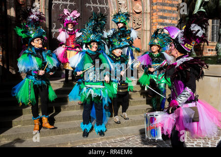 Femmina gruppo samba Sambrassa da Stuhr. Samba Il carnevale di Brema, Germania Foto Stock