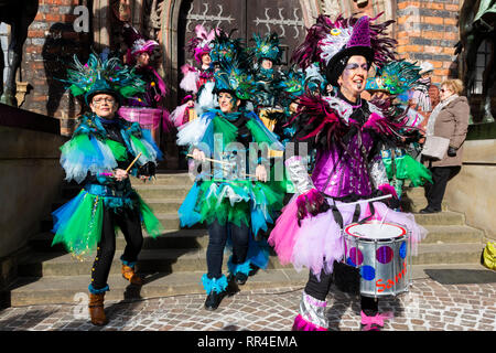 Femmina gruppo samba Sambrassa da Stuhr. Samba Il carnevale di Brema, Germania Foto Stock