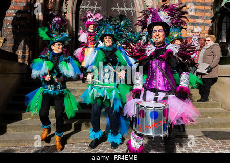 Femmina gruppo samba Sambrassa da Stuhr. Samba Il carnevale di Brema, Germania Foto Stock