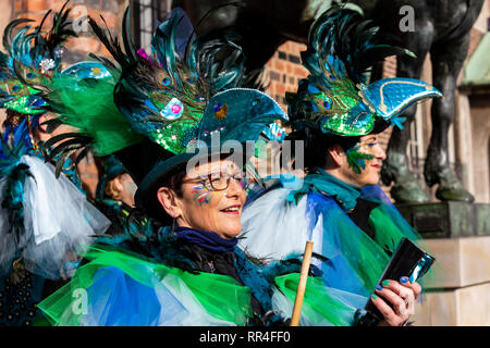 Femmina gruppo samba Sambrassa da Stuhr. Samba Il carnevale di Brema, Germania Foto Stock