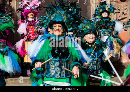 Femmina gruppo samba Sambrassa da Stuhr. Samba Il carnevale di Brema, Germania Foto Stock