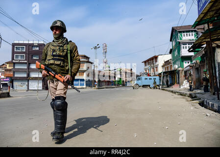 Srinagar, Jammu e Kashmir in India. 24 Febbraio, 2019. Paramilitari indiano uomo visto il pattugliamento una strada deserta durante le restrizioni in Srinagar.competenti imposto restrizioni nelle parti di Srinagar città per prevenire le proteste contro la detenzione di massa di JKLF chief Yasin Malik e oltre 150 gruppo Jamaat-e-Islami (JI) quadri. Le proteste sono stato chiamato dal giunto resistenza Leadership, un conglomerato separatista guidato da Syed Ali Geelani, Mirwaiz Umer Farooq e Muhammad Yasin Malik. Credito: Idrees Abbas SOPA/images/ZUMA filo/Alamy Live News Foto Stock