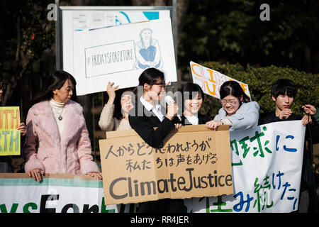 Piccolo gruppo di per la maggior parte giovani adulti prendere parte a una manifestazione contro il cambiamento climatico nella parte anteriore della Dieta Nazionale (Giappone) il Parlamento, a Tokyo in Giappone, 22 febbraio 2019. La cosiddetta scuola sciopero per il clima o il venerdì per il futuro è un crescente movimento internazionale dei bambini e studenti che lasciano la loro scuola di partecipare a dimostrazioni per azione per il clima. Febbraio 22, 2019 (foto di Nicolas Datiche/AFLO) (Giappone) Foto Stock