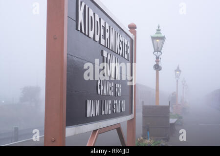 Kidderminster, Regno Unito. 24 febbraio 2019. Tempo in Gran Bretagna: Nonostante la fitta nebbia mattutina attraverso il Worcestershire, nulla dannegga lo spirito dei volontari dedicati alla Severn Valley Railway. La mattina misteriosa offre un inizio suggestivo e pittoresco della giornata qui in questa stazione ferroviaria d'epoca, patrimonio dell'umanità. Credit: Lee Hudson/Alamy Live News Foto Stock