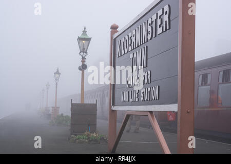 Kidderminster, Regno Unito. Il 24 febbraio, 2019. Regno Unito meteo: nonostante la fitta nebbia mattutina in Worcestershire, niente smorza lo spirito dei volontari dedicati a Severn Valley Railway e la foschia mattutina offre un suggestivo e pittoresco di iniziare la giornata. Credito: Lee Hudson/Alamy Live News Foto Stock