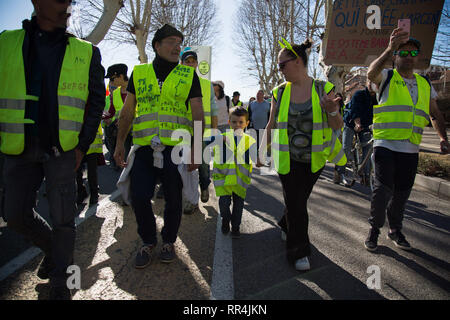 Febbraio 23, 2019 - Giallo gilet dimostranti si riuniscono nel sud-est francese la città di Sisteron e poi dirigersi verso la città di Gap per grandi proteste per la quindicesima settimana consecutiva delle marche. Circa 800 manifestanti sono stati visti dimostrando in Gap, mentre migliaia di manifestanti uniti marche a Parigi e tutto intorno alla Francia di questo sabato. Il gilet Jaunes le proteste hanno avuto inizio lo scorso novembre contro l'aumento della tassa diesel, ma gradualmente si è trasformato in un grande movimento contro le politiche economiche e le riforme del Presidente francese Macron (credito Immagine: © Lii Barakat/IMAGESLIVE via ZUMA filo) Foto Stock