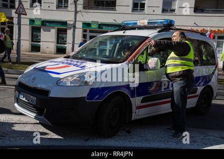 Febbraio 23, 2019 - Giallo gilet dimostranti si riuniscono nel sud-est francese la città di Sisteron e poi dirigersi verso la città di Gap per grandi proteste per la quindicesima settimana consecutiva delle marche. Circa 800 manifestanti sono stati visti dimostrando in Gap, mentre migliaia di manifestanti uniti marche a Parigi e tutto intorno alla Francia di questo sabato. Il gilet Jaunes le proteste hanno avuto inizio lo scorso novembre contro l'aumento della tassa diesel, ma gradualmente si è trasformato in un grande movimento contro le politiche economiche e le riforme del Presidente francese Macron (credito Immagine: © Lii Barakat/IMAGESLIVE via ZUMA filo) Foto Stock