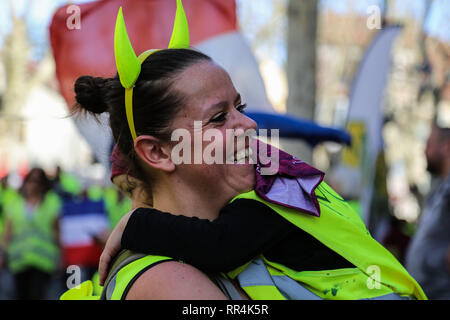 Febbraio 23, 2019 - Giallo gilet dimostranti si riuniscono nel sud-est francese la città di Sisteron e poi dirigersi verso la città di Gap per grandi proteste per la quindicesima settimana consecutiva delle marche. Circa 800 manifestanti sono stati visti dimostrando in Gap, mentre migliaia di manifestanti uniti marche a Parigi e tutto intorno alla Francia di questo sabato. Il gilet Jaunes le proteste hanno avuto inizio lo scorso novembre contro l'aumento della tassa diesel, ma gradualmente si è trasformato in un grande movimento contro le politiche economiche e le riforme del Presidente francese Macron (credito Immagine: © Lii Barakat/IMAGESLIVE via ZUMA filo) Foto Stock