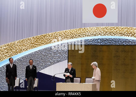 Tokyo, Giappone. 24 Febbraio, 2019. Giapponese Imperatore Akihito 2 (R) e l'Imperatrice Michiko (1R) partecipare alla cerimonia per il trentesimo anniversario dell imperatore della sua intronizzazione in Tokyo, Giappone, Feb 24, 2019. Credito: Piscina/Xinhua/Alamy Live News Foto Stock