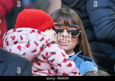 Monaco di Baviera, Germania. Il 23 febbraio, 2019. Anna, moglie di Robert LEWANDOWSKI, FCB 9 con la figlia Klara, FC Bayern Monaco - Hertha BSC Berlino 1-0 - DFL REGOLAMENTI VIETANO QUALSIASI USO DI FOTOGRAFIE come sequenze di immagini e/o quasi-VIDEO - 1.della Lega calcio tedesca , Monaco di Baviera, febbraio 23, 2019 stagione 2018/2019, giornata 24, FCB, München, © Peter Schatz / Alamy Live News Foto Stock