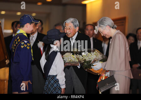 Tokyo, Giappone. 24 Febbraio, 2019. Giapponese Imperatore Akihito 2 (R) e l'Imperatrice Michiko (1R) ricevere mazzi da un boy scout e una ragazza scout dopo la cerimonia per il trentesimo anniversario dell imperatore della sua intronizzazione in Tokyo, Giappone, Feb 24, 2019. Credito: Du Natalino/Xinhua/Alamy Live News Foto Stock