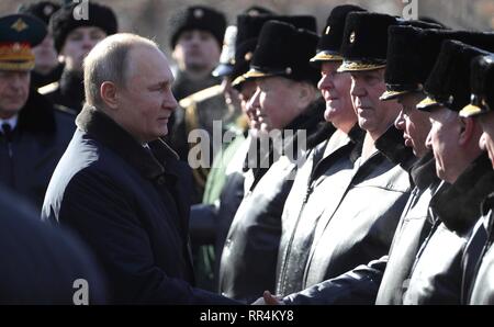 Mosca, Russia. Il 23 febbraio, 2019. Il presidente russo Vladimir Putin saluta i veterani durante una ghirlanda cerimonia presso la tomba del Milite Ignoto presso le mura del Cremlino per onorare la memoria dei soldati caduti sul difensore della patria giorno 23 febbraio 2019 a Mosca, in Russia. Credito: Planetpix/Alamy Live News Foto Stock