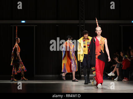 Milano, Italia. 24 Febbraio, 2019. I modelli presenti le creazioni per Angel Chen durante la Fashion Week di Milano Autunno/Inverno 2019-20 in Italia, a Milano, Febbraio 24, 2019. Credito: Cheng Tingting/Xinhua/Alamy Live News Foto Stock