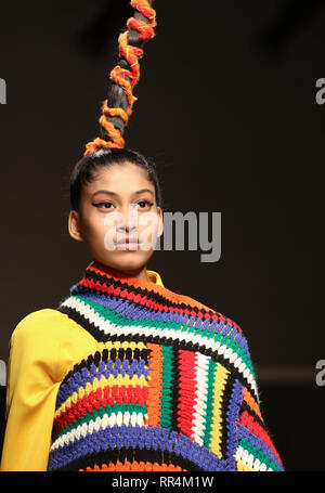 Milano, Italia. 24 Febbraio, 2019. Un modello presenta una creazione per Angel Chen durante la Fashion Week di Milano Autunno/Inverno 2019-20 in Italia, a Milano, Febbraio 24, 2019. Credito: Cheng Tingting/Xinhua/Alamy Live News Foto Stock