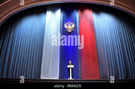 Mosca, Russia. Il 22 febbraio, 2019. Il presidente russo Vladimir Putin offre un indirizzo durante una marcatura di gala difensore della patria Giorno allo stato Kremlin Palace Febbraio 22, 2019 a Mosca, in Russia. Credito: Planetpix/Alamy Live News Foto Stock