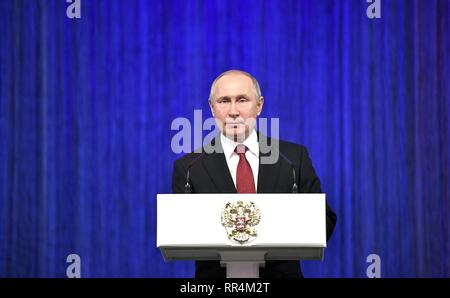 Mosca, Russia. Il 22 febbraio, 2019. Il presidente russo Vladimir Putin offre un indirizzo durante una marcatura di gala difensore della patria Giorno allo stato Kremlin Palace Febbraio 22, 2019 a Mosca, in Russia. Credito: Planetpix/Alamy Live News Foto Stock