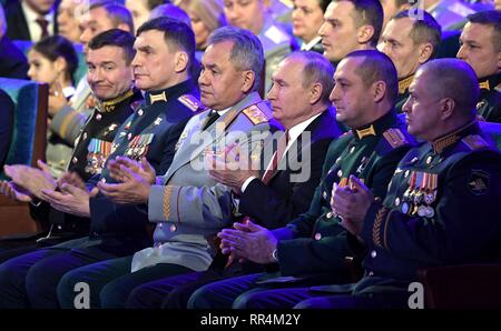 Mosca, Russia. Il 22 febbraio, 2019. Il presidente russo Vladimir Putin, centro, si siede con il Ministro della difesa Sergei Shoigu, sinistra e capi militari durante una marcatura di gala difensore della patria Giorno allo stato Kremlin Palace Febbraio 22, 2019 a Mosca, in Russia. Credito: Planetpix/Alamy Live News Foto Stock