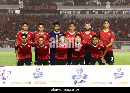 Buenos Aires, Argentina. Il 23 febbraio, 2019. : Team di Independiente prima il derby tra Independiente e Racing per la Superliga Argentina, questo sabato il Libertadores de América Stadium di Buenos Aires, Argentina. ( Credito: Néstor J. Beremblum/Alamy Live News Foto Stock