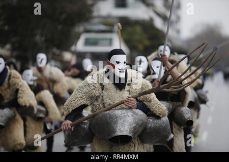 Salonicco, Grecia. 24 Febbraio, 2019. I partecipanti indossano costumi tradizionali marzo presso il lungomare di Salonicco. Il Folklife e museo etnologico di Macedonia organizzato la quinta Assemblea europea della campana portatori di Salonicco. La riunione ha avuto luogo nel contesto dell'azione ''strade Bell'', che tenta di esplorare la dogana del cuscinetto campana in Europa.. Credito: ZUMA Press, Inc./Alamy Live News Foto Stock