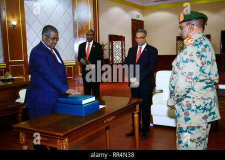 Il governo di Khartoum, Sudan. 24 Febbraio, 2019. Appena nominato i sudanesi il primo ministro Mohamed Tahir Ayala (L) prende il giuramento costituzionale alla presenza del Presidente sudanese Omar al-Bashir (1R) al Palazzo Presidenziale a Khartoum, Sudan, Feb 24, 2019. Il Presidente sudanese Omar al-Bashir sabato nominato Mohammed Tahir Ayala come primo ministro. Credito: Mohamed Khidir/Xinhua/Alamy Live News Foto Stock