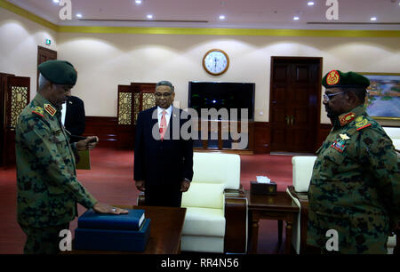 Il governo di Khartoum, Sudan. 24 Febbraio, 2019. Appena nominato primo Sudanese vice presidente Awad Ahmed Mohamed Ibn Auf (L) prende il giuramento costituzionale alla presenza del Presidente sudanese Omar al-Bashir (R) nel Palazzo Presidenziale di Khartoum, Sudan, Feb 24, 2019. Il Presidente sudanese Omar al-Bashir sabato nominato Awad Ahmed Mohamed Ibn Auf come primo vice-presidente e ministro della difesa. Credito: Mohamed Khidir/Xinhua/Alamy Live News Foto Stock