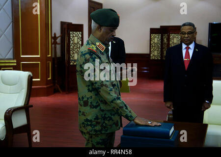 Il governo di Khartoum, Sudan. 24 Febbraio, 2019. Appena nominato primo Sudanese vice presidente Awad Ahmed Mohamed Ibn Auf (L) prende il giuramento costituzionale nel Palazzo Presidenziale di Khartoum, Sudan, Feb 24, 2019. Il Presidente sudanese Omar al-Bashir sabato nominato Awad Ahmed Mohamed Ibn Auf come primo vice-presidente e ministro della difesa. Credito: Mohamed Khidir/Xinhua/Alamy Live News Foto Stock