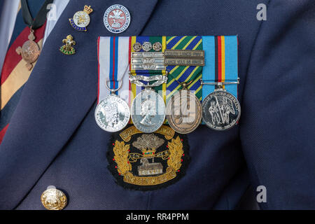 Warrington, Cheshire, Regno Unito. 24 Febbraio, 2019. 24 febbraio 2019  il sole brillava fortemente la parata annuale e servizio per commemorare l anniversario della battaglia di Pieter's Hill il 27 febbraio 1900 dal 1° battaglione del Sud Lancashire Regiment (PWV) ha avuto luogo nei giardini della regina, Palmyra Square, Warrington, Cheshire, Inghilterra, UK Credit: John Hopkins/Alamy Live News Foto Stock