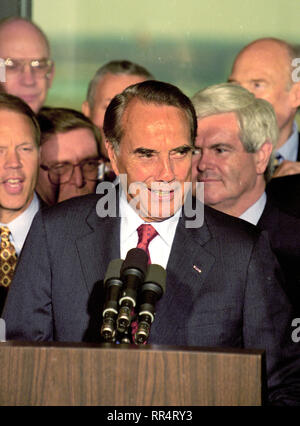 Stati Uniti Il leader della maggioranza del Senato Bob Dole (Repubblicano del Kansas), il presunto 1996 Partito Repubblicano candidato per il Presidente degli Stati Uniti, annuncia che si dimetterà il suo posto nel senato degli Stati Uniti su o prima di Giugno 11, 1996 a concentrarsi sulla sua campagna presidenziale in Washington, DC su Mercoledì, 15 maggio 1996. Credito: Arnie Sachs/CNP | Utilizzo di tutto il mondo Foto Stock