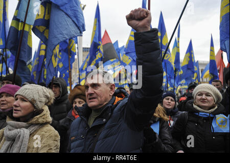 Kiev, Ucraina. 24 Febbraio, 2019. Un attivisti del partito nazionalista ucraino parti visto gridando slogan durante il rally per elezioni oneste presso la Piazza Indipendenza. Elezioni presidenziali in Ucraina si terrà il 31 marzo 2019. Credito: Sergei Chuzavkov SOPA/images/ZUMA filo/Alamy Live News Foto Stock