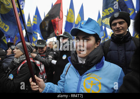 Kiev, Ucraina. 24 Febbraio, 2019. Gli attivisti del partito nazionalista ucraino parti sono visti tenendo bandiere durante il rally per elezioni oneste presso la Piazza Indipendenza. Elezioni presidenziali in Ucraina si terrà il 31 marzo 2019. Credito: Sergei Chuzavkov SOPA/images/ZUMA filo/Alamy Live News Foto Stock