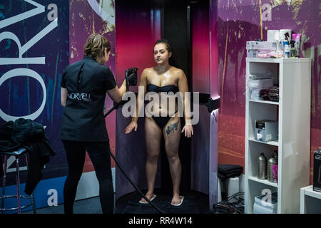 Londra, Regno Unito. 24 Febbraio, 2019. Spray Tan della tecnologia a bellezza professionali Expo di Londra al centro Excel, il Regno Unito il più grande bellezza e spa trade show. Credito: Guy Corbishley/Alamy Live News Foto Stock