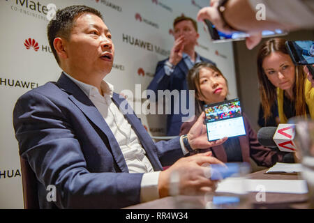 Barcellona, Spagna. 24 Febbraio, 2019. Huawei manager Richard Yu dimostra il gruppo del nuovo smartphone pieghevole chiamato mate X al Mobile World Congress. Pochi giorni dopo Samsung, il provider cinese Huawei è anche mostrare il suo innovativo smartphone pieghevole. Credito: Andrej Sokolow/dpa/Alamy Live News Foto Stock