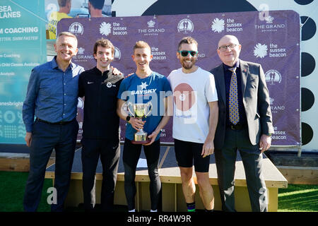 Brighton, Sussex, Regno Unito. 24 feb 2019. Brighton Mezza Maratona 2019 primo secondo e terzo vincitori ...Paolo Navesey,Paolo Pollock e Paolo Martelletti a. Caron Watson/Alamy Live News. Credito: Caron Watson/Alamy Live News Foto Stock