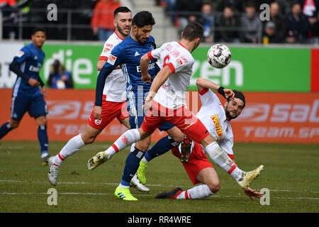 Ratisbona, Deutschland. 24 Febbraio, 2019. Berkay OEZCAN (HSV Amburgo Amburgo Amburgo), azione, duelli contro Andreas GEIPL (R). Soccer 2. Bundesliga / SSV Jahn Regensburg-HSV Hamburg Amburgo 2-1, 23.Spieltag, giornata23, League2, stagione 2018/19 su 24/02/2019. CONTINENTAL ARENA, DFL REGOLAMENTO VIETA QUALSIASI noi ancora come sequenze di immagini e/o quasi video. | Utilizzo di credito in tutto il mondo: dpa/Alamy Live News Foto Stock