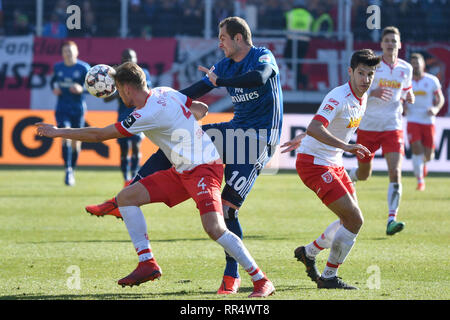 Ratisbona, Deutschland. 24 Febbraio, 2019. Pierre Michel LASOGGA (HSV Amburgo Amburgo), azione, duelli contro Asger Sorensen (R), il calcio 2. Bundesliga / SSV Jahn Regensburg-HSV Amburgo Amburgo Amburgo 2-1, 23.Spieltag, giornata23, Liga2, stagione 2018/19 su 02/24/2019. CONTINENTAL ARENA, DFL REGOLAMENTO VIETA QUALSIASI noi ancora come sequenze di immagini e/o quasi video. | Utilizzo di credito in tutto il mondo: dpa/Alamy Live News Foto Stock