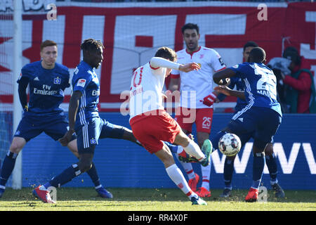 Ratisbona, Deutschland. 24 Febbraio, 2019. Pallamano Orel MANGALA (HSV Amburgo Amburgo Amburgo, re) da Massimiliano THALHAMMER) (R), il calcio 2. Bundesliga / SSV Jahn Regensburg-HSV Amburgo Amburgo Amburgo 2-1, 23.Spieltag, giornata23, Liga2, stagione 2018/19 il 24.02.2019. CONTINENTAL ARENA, DFL REGOLAMENTO VIETA QUALSIASI noi ancora come sequenze di immagini e/o quasi video. | Utilizzo di credito in tutto il mondo: dpa/Alamy Live News Foto Stock