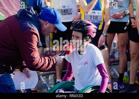 Brighton, Sussex, Regno Unito. 24 feb 2019. Jazz Turner ..il solo concorrente femmina in Brighton Mezza Maratona gara in sedia a rotelle , essendo intervistato da Jack Hayes.Caron Watson/Alamy Live News. Credito: Caron Watson/Alamy Live News Foto Stock