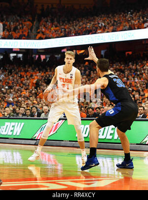 23 febbraio 2019: Siracusa in avanti del sophomore Marek Dolezaj (21) cerca di passare la palla durante la prima metà del gioco. Il duca diavoli blu sconfitto il Syracuse 75-65 arancione per un ACC vincere al Carrier Dome in Syracuse, New York. Alan Schwartz/CSM Foto Stock