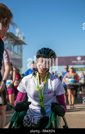 Brighton, Sussex, Regno Unito. Il 24 febbraio 2019. Oltre 12 mila persone, compresi quelli su sedia a rotelle, per prendere parte al Brighton Mezza Maratona nel sud-est dell' Inghilterra. 24 Febbraio, 2019. La 13.1 miglia race è tenuto annualmente in Brighton, con molti partecipanti il sollevamento in contanti per diverse cause e le associazioni di beneficenza. Brighton-basato della carità ''˜Il Sussex faro", che forniscono servizi di assistenza e supporto per i malati di HIV, svolge un ruolo importante nell'organizzazione del Brighton Mezza Maratona ogni anno Credito: Matt Duckett/IMAGESLIVE/ZUMA filo/Alamy Live News Foto Stock