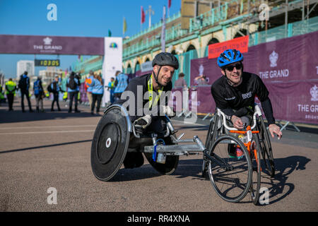 Brighton, Sussex, Regno Unito. Il 24 febbraio 2019. Oltre 12 mila persone, compresi quelli su sedia a rotelle, per prendere parte al Brighton Mezza Maratona nel sud-est dell' Inghilterra. 24 Febbraio, 2019. La 13.1 miglia race è tenuto annualmente in Brighton, con molti partecipanti il sollevamento in contanti per diverse cause e le associazioni di beneficenza. Brighton-basato della carità ''˜Il Sussex faro", che forniscono servizi di assistenza e supporto per i malati di HIV, svolge un ruolo importante nell'organizzazione del Brighton Mezza Maratona ogni anno Credito: Matt Duckett/IMAGESLIVE/ZUMA filo/Alamy Live News Foto Stock