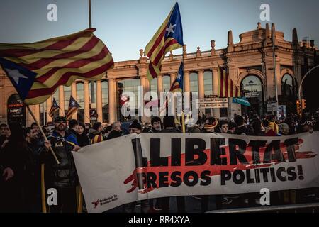 Barcellona, in Catalogna, Spagna. 24 Febbraio, 2019. Barcellona, Spagna. 24 Febbraio 2019: .separatisti catalana si riuniscono per protestare contro la presenza di Re Filippo VI di Spagna nella città di frequentare la cena del Mobile World Congress. (Credito Immagine: © Matthias OesterleZUMA filo) Foto Stock
