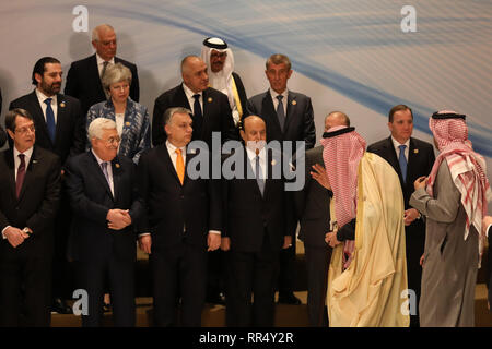 Sharm El Sheikh, Egitto. 24 Febbraio, 2019. Lega araba e i leader dell' Unione hanno posano per una foto di famiglia durante l'Unione europea (UE) e la Lega degli Stati Arabi (LAS) incontro al vertice di Sharm El Sheikh convention center. Credito: Oliver Weiken/dpa/Alamy Live News Foto Stock