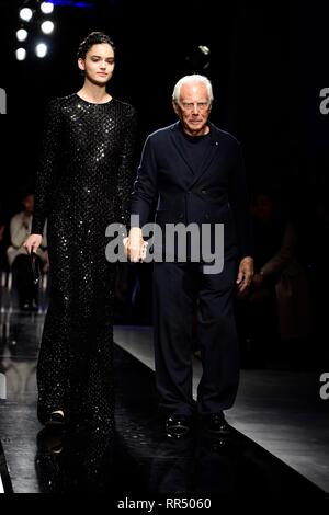 Milano Italia. 24 Febbraio 2019. La Fashion Week di Milano Moda Donna Autunno Inverno 2019 2020 Giorgio Armani fashion show nella foto Giorgio Armani con la Top Model Credit Indipendente Agenzia fotog...