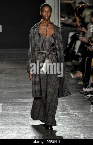 Milano, Italia. Il 23 febbraio, 2019. 2020. Cividini Fashion Show nella foto: modello Credit: Indipendente Agenzia fotografica/Alamy Live News Foto Stock